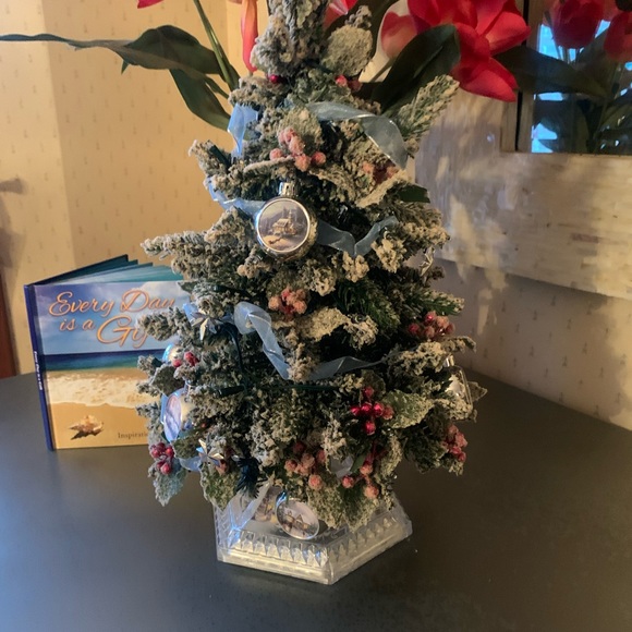 THE BRADFORD EXCHANGE, Thomas Kinkade, pre lit flocked, table top Christmas tree - Picture 4 of 10